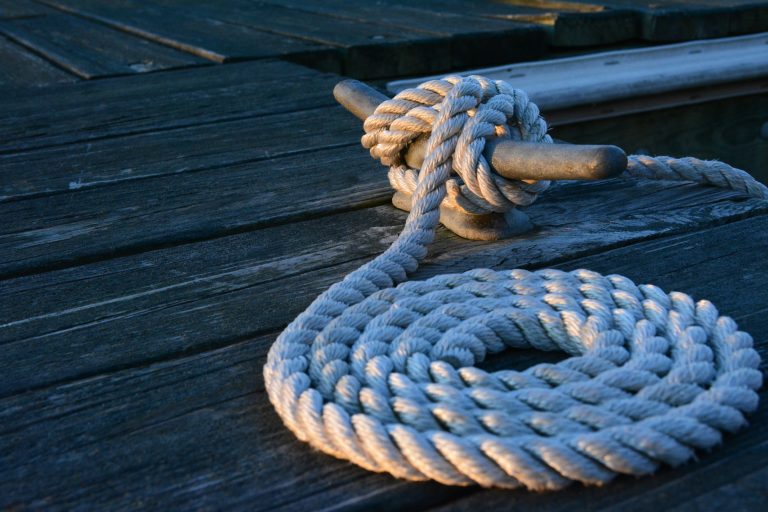 Commitment zum Segeln - Belegte Klampe mit Leine