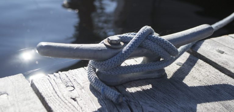 Commitment zum Segeln - belegte Klampe