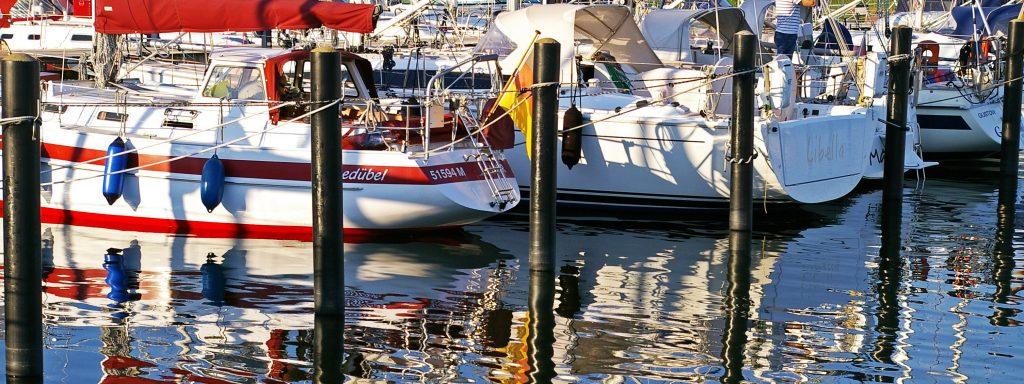 Segelboote in Boxen zwischen Dalben