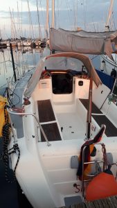 Segelboot im Hafen in einer Box
