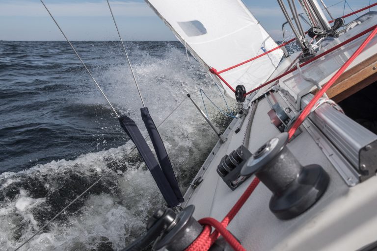 Titelbild - Segelboot bei schwerer See
