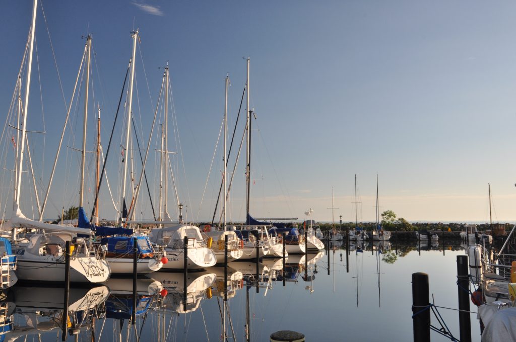 Seegelboot im Hafen in Boxen