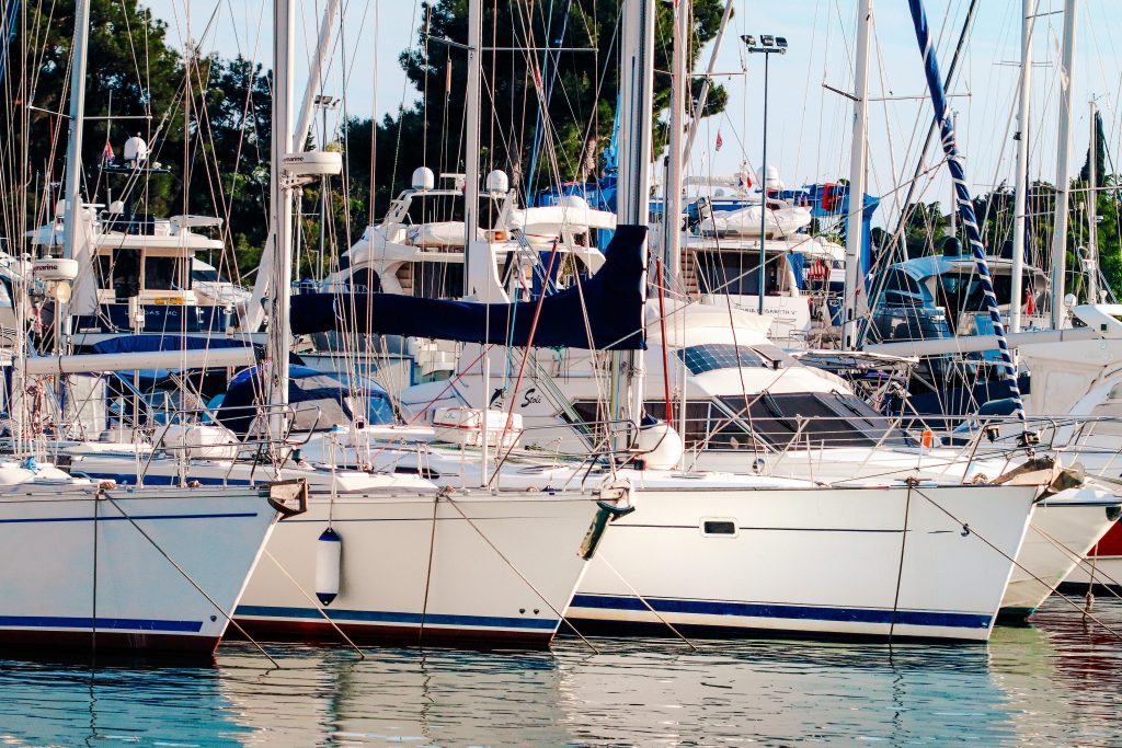 Segelboote an Mooringleinen