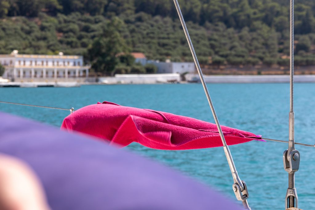 Wäscheklammer an Bord eines Segelschiffes