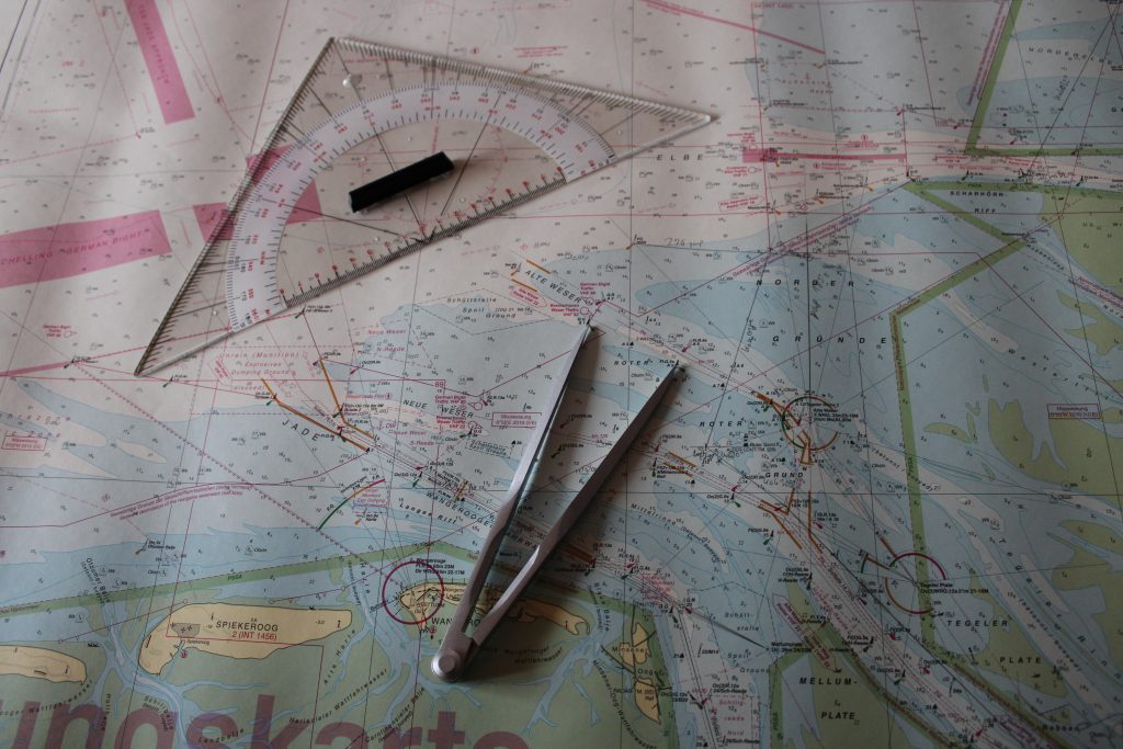 Übungskarte und Navigationsbesteck