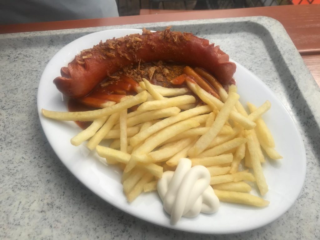 Currywurst mit Pommes in der Seeklause