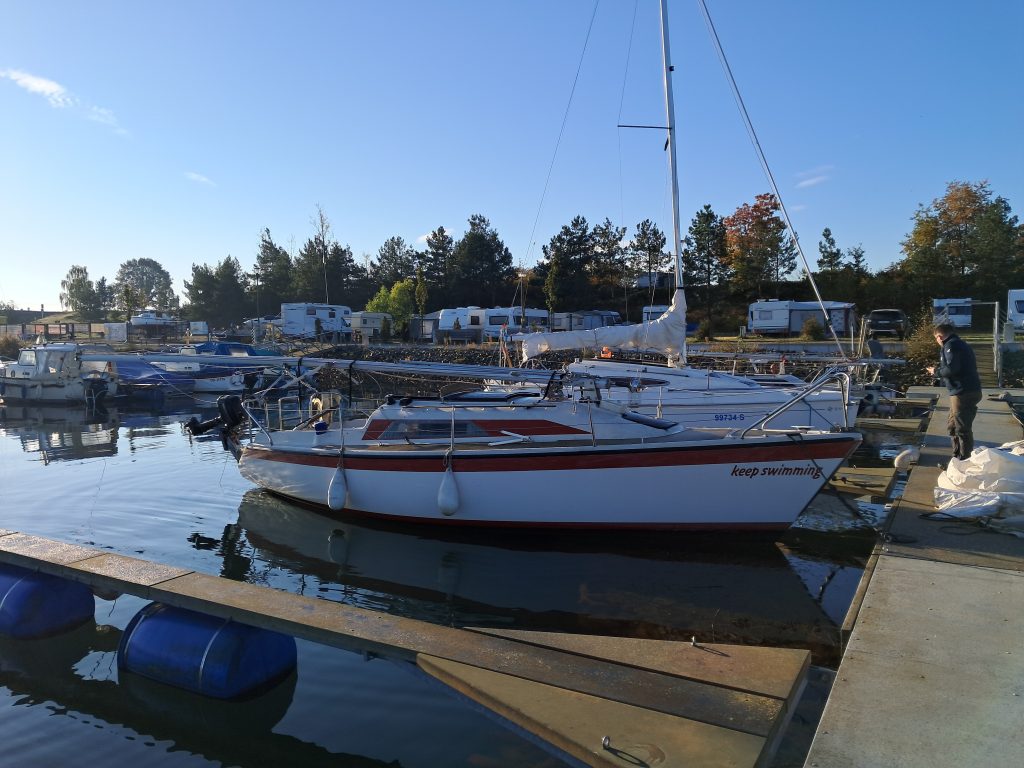 Segelboot Keep Swimming mit gelegtem Mast