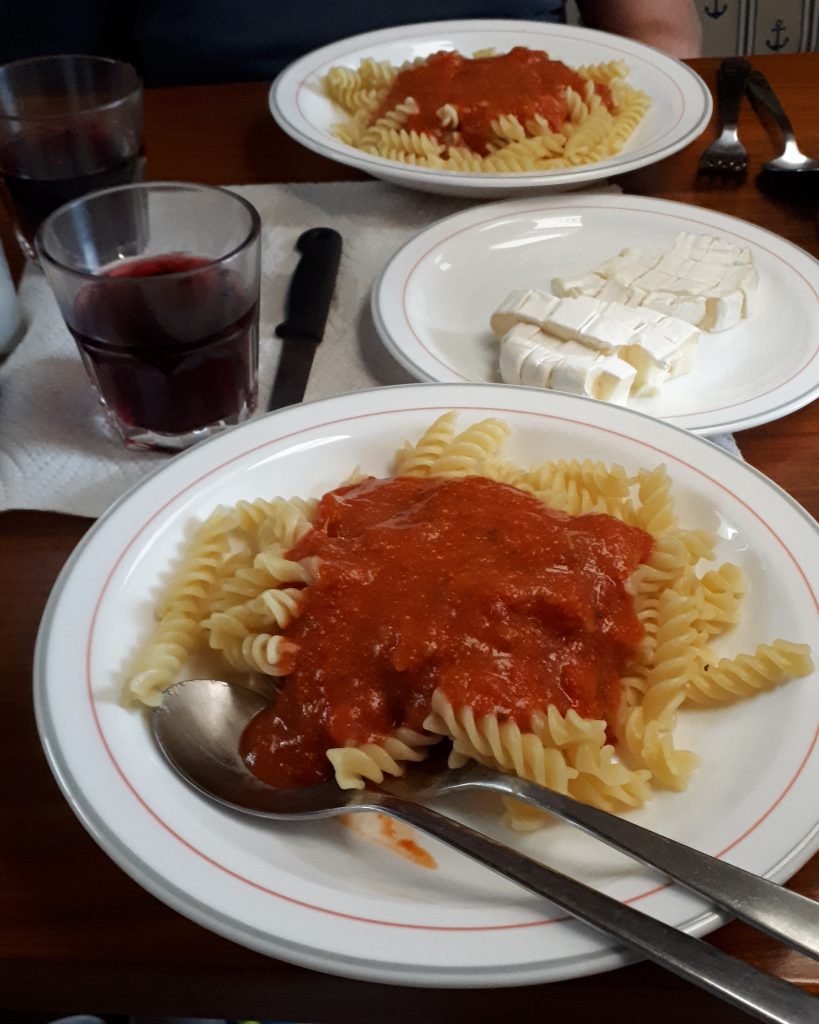 Abendessen an Bord - Nudeln mit Tomatenso&szlig;e