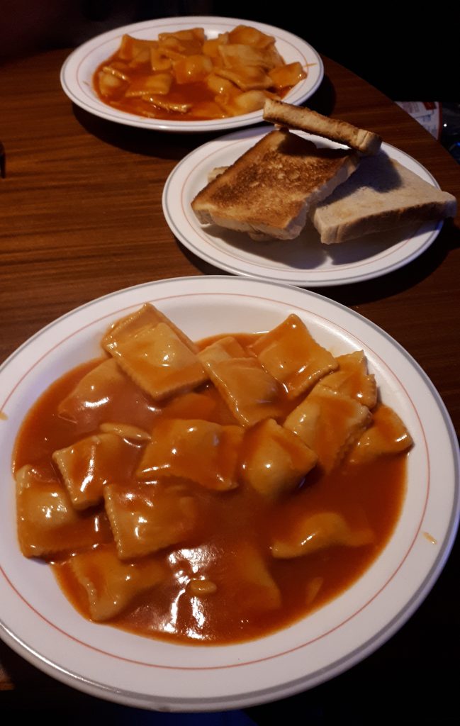 Abendessen an Bord - Ravioli