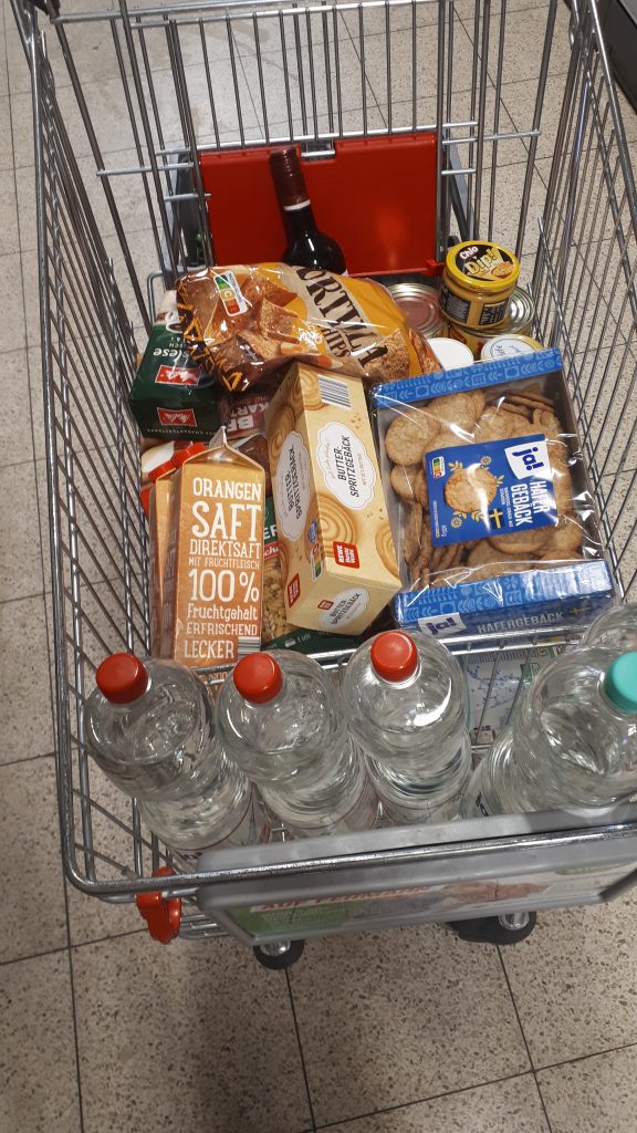 Einkaufswagen mit Proviant
