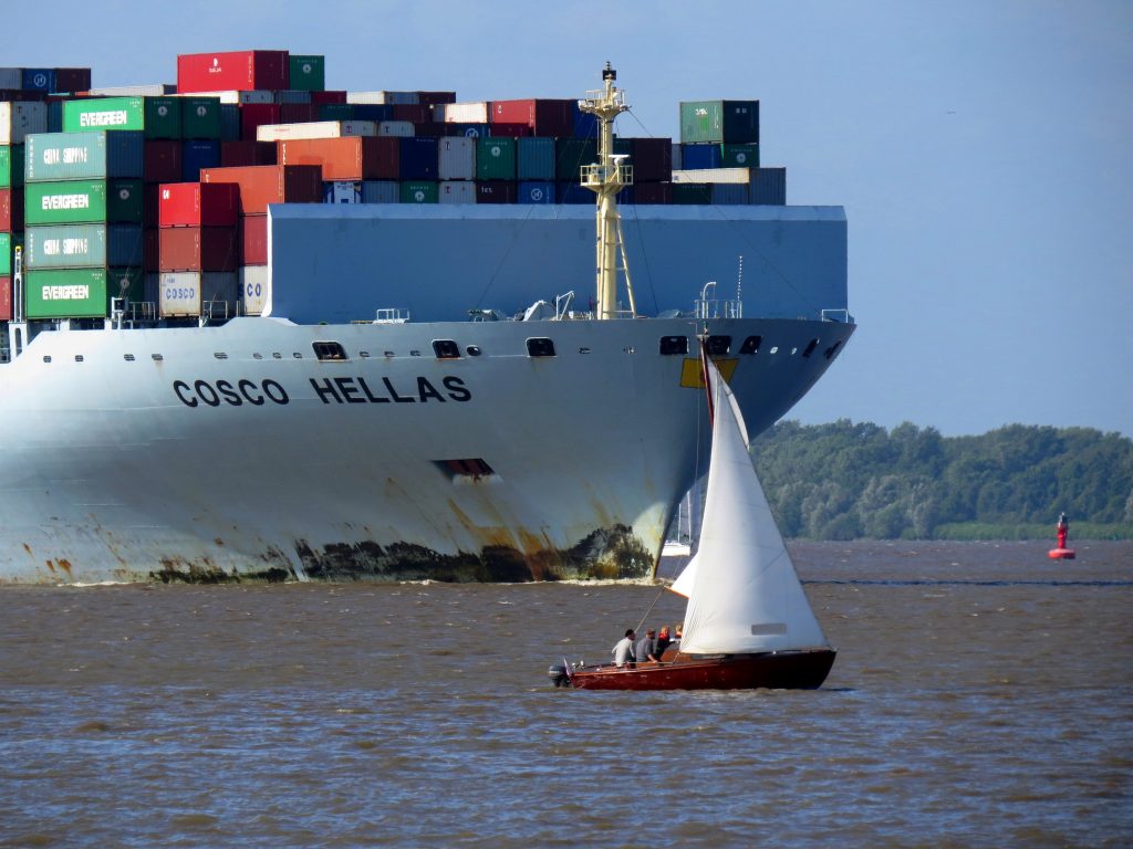 Containerschiff und Segelboot